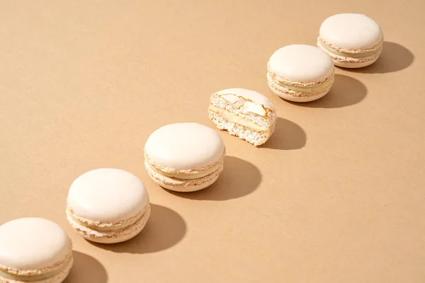 Een Stillevens Beeld Met Zes Witte Macarons Geordend Een Stapel — Stockfoto