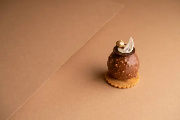 Sebuah Kue Yang Baru Dipanggang Duduk Atas Meja Dikelilingi Oleh — Stok Foto