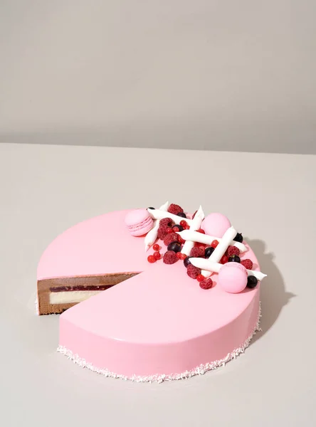 ラズベリーとホワイトチョコレートをトッピングした美味しいケーキのクローズアップ — ストック写真