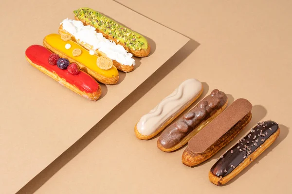 各种口味的一套美味的釉面甜甜圈 摆放在纸板纸上 在一个有吸引力的展览中 — 图库照片