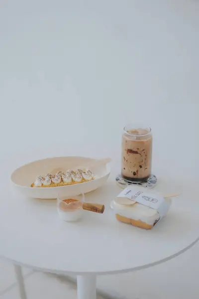 Fındıklı ve meyveli çikolatalı kek.