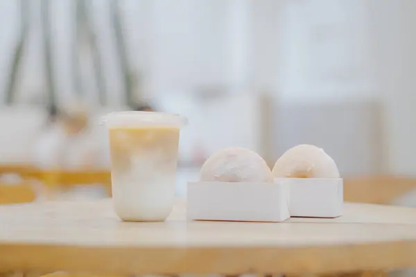 Sütlü buzlu kahve.