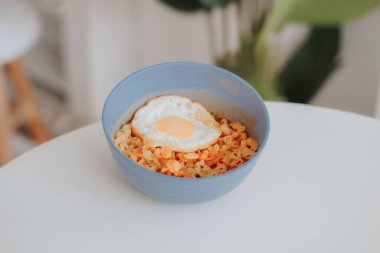 Yağda yumurtalı kahvaltı, yakın görüş.