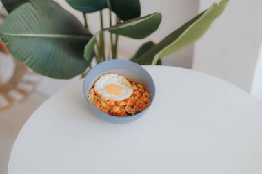 Beyaz fincanda kahvaltılı yumurta.