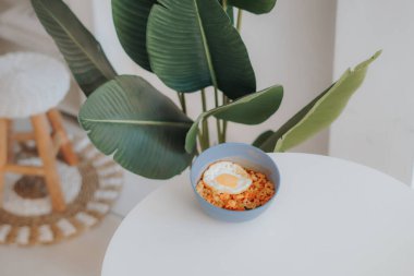 Masada yumurta ve çiçeklerle kahvaltı.