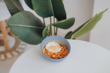 Yağda yumurta ve portakallı kahvaltı.