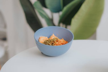 Tahta tabakta sebzeli erişte.