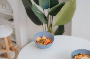 Beyaz masada nefis bir kahvaltı için yüksek açılı yakın çekim.