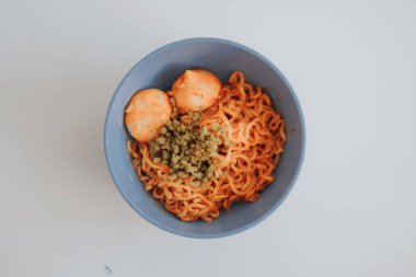 Beyaz arka planda karides yumurtası ve domates soslu spagetti.