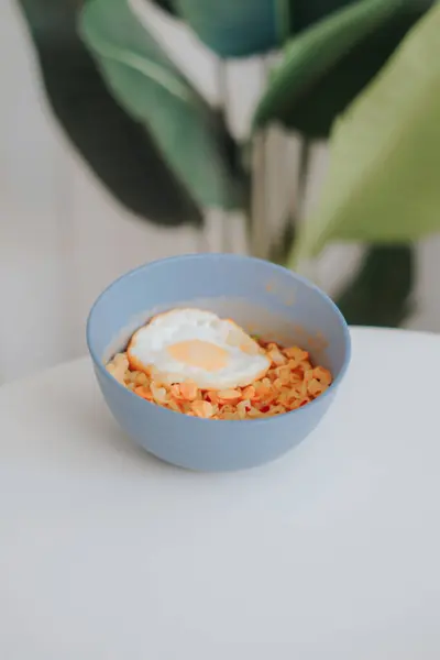 Yumurtalı, domatesli ve sosisli lezzetli kahvaltı.