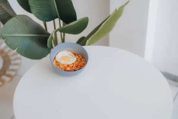 Çırpılmış yumurta ve beyaz ahşap masada kahve kahvaltısı.