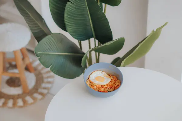 Masada yumurta ve çiçeklerle kahvaltı.