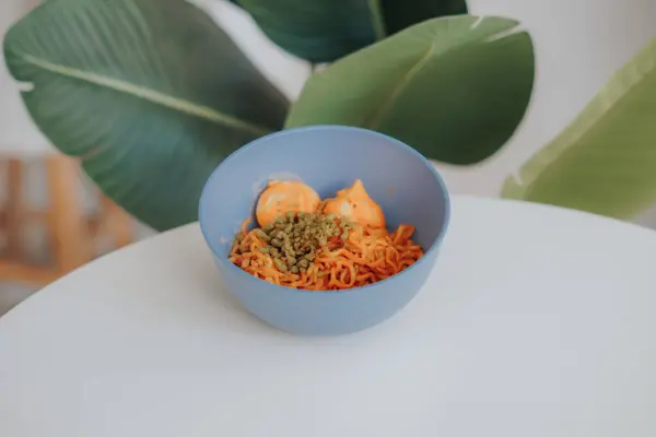 Mavi kasede köfteli spagetti.