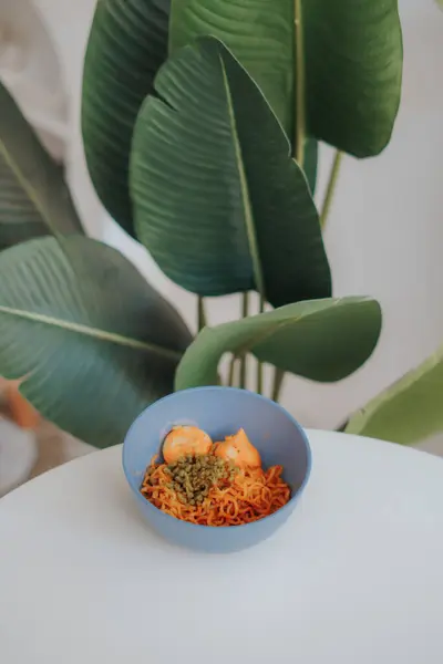 Sebzeli kızarmış erişte.