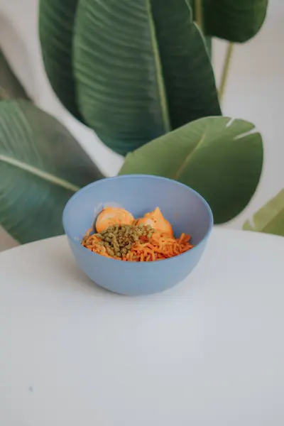 Lezzetli bir kase kızarmış pirinç eriştesi ve sebzenin yüksek açılı çekimi.