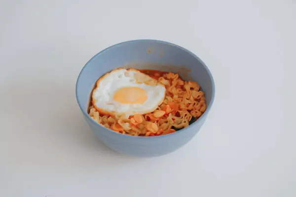 Yumurtalı pirinç ve havuçlu kase