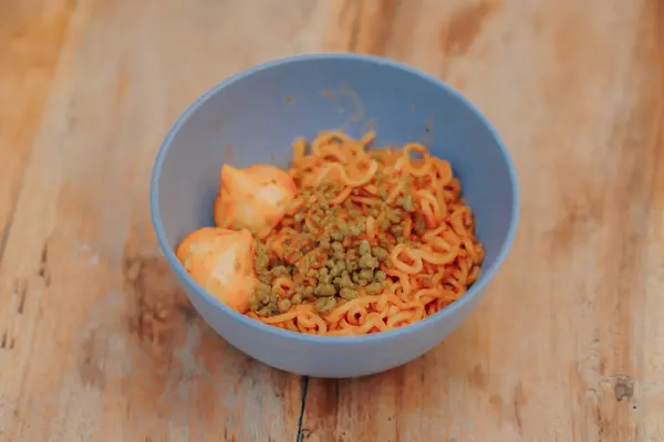 Hazır erişte ve domuz eti.