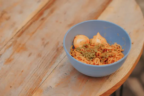 Spagetti ve ahşap tavuklu erişte.