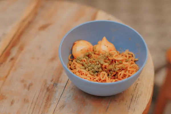 Erişte, karides ve yumurta bir kasede.