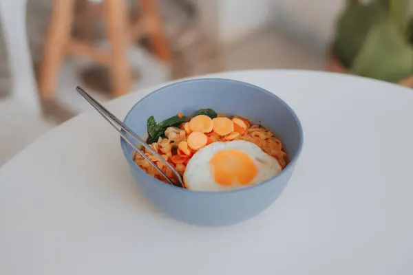 Tavuklu eriştenin mutfak fotoğrafı.