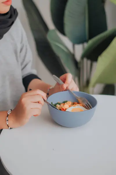 Kadınlar evde sağlıklı bir kahvaltı yaparlar.