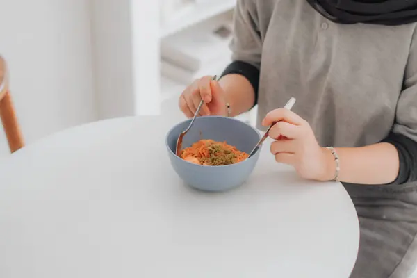 sağlıklı sebze salatası yiyen kadın