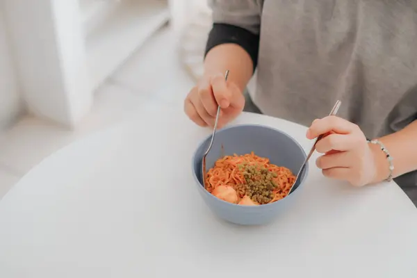 Masada makarnalı bir kadın.