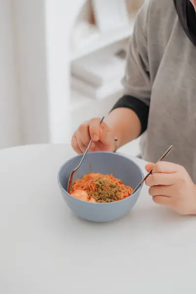 Evde sağlıklı sebze salatası yiyen kadın