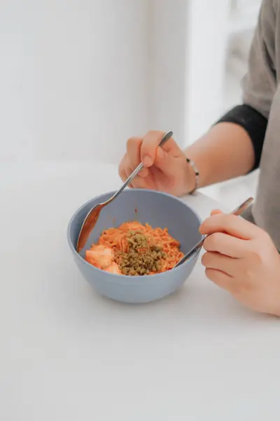 Açık gri masada nefis karabuğday çorbası içen kadın.