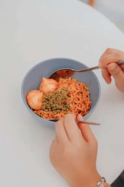 Yemek çubuğu ve lezzetli makarnalı bir kadın.