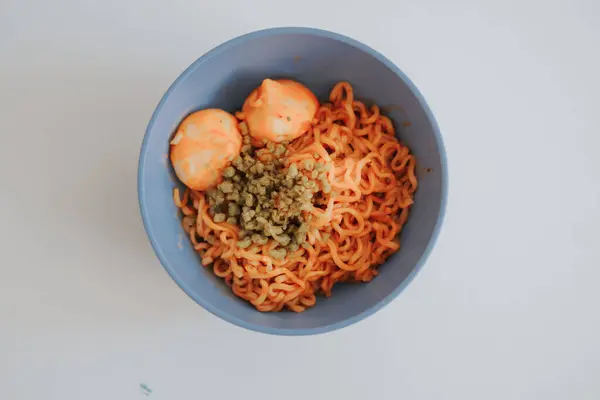 Tavuk ve yumurtalı spagetti.