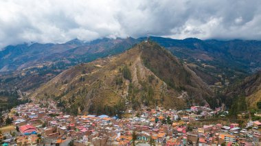 Bulutlu bir kış gününde And Dağları 'nın etrafındaki kırsal kasaba.