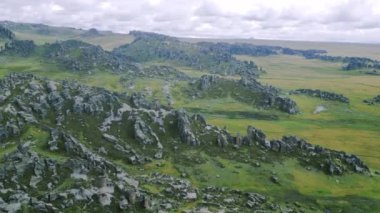 Güney Amerika 'daki görkemli taş ormanı bulutlu bir günde bir drondan görüldüğü gibi.