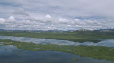 Peru dağlarındaki gölcüklerle çevrili And Dağları 'nın manzarası