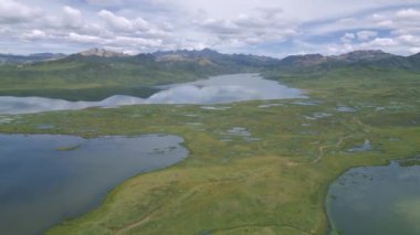 Peru dağlarındaki lagünlerle çevrili And Dağları 'nın drone görüntüsü