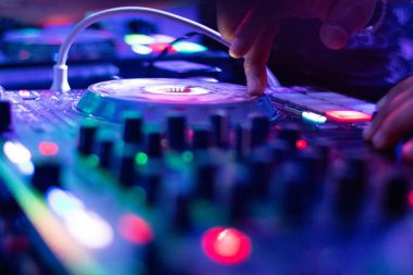 Sersemletici Işık Gösterisiyle Geliştirilmiş Yüksek Enerji Partisinde Kusursuz Müzik Dönüşümleri Yaratan Yetenekli DJ