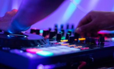 Enerjik DJ Canlı Bir Partide Karışık Parçalar Dinamik Işık Gösterisiyle Aydınlandı