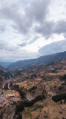 Dusk 'taki dramatik Bulutların Altında Manzaralı Kırsal Manzara