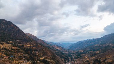 Peru Sierra manzarası güzel bir gün batımı, büyük bulutlar ve doğa ve bölgesel ağaçlarla dolu büyük dağlar..