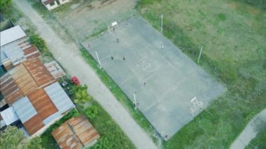 Kırsal alanda futbol oynayan küçük mutlu çocuklar.