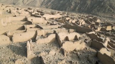 And Dağları 'nın çarpıcı doğasıyla çevrili tarihi İnka harabelerinin insansız hava aracı görüntüsü