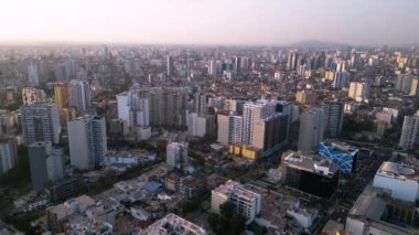 Lima, Peru 'daki Modern Kentsel Skyline' ın Havadan Görünümü, Güzel bir öğleden sonra boyunca Konut ve Ticari Binalar ile