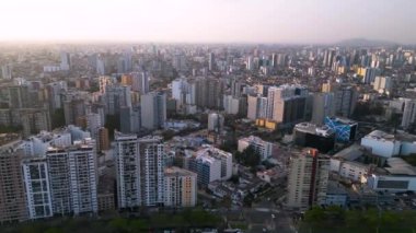  Üstten Gelen Şehir Manzarası Yoğun Binalar ve Sakin Atmosfer İçeriyor