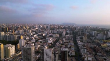Lima şehrinin Drone Görüntüleri Ufuk manzaralı ve yoğun binalı günbatımında