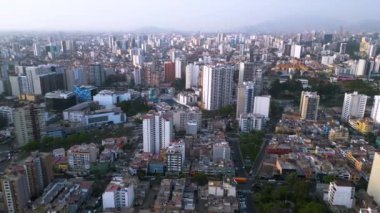 Lima, Peru 'daki Modern Kentsel Skyline' ın Havadan Görünümü, Güzel bir öğleden sonra boyunca Konut ve Ticari Binalar ile