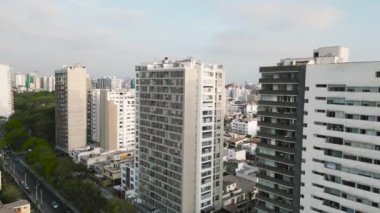 Gökyüzü altında canlı şehir detayları ve binalarla Peru başkentinin havadan görünüşü