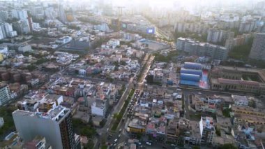 Lince, Lima, Peru - 18 Kasım 2024: Uçsuz bucaksız kentsel alanda sakin bir yaz öğleden sonrası görüntüsü