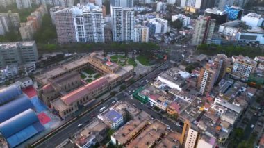 Lince, Lima, Peru - 18 Kasım 2024: Güneşli bir yaz öğleden sonrasında hareketli bir şehir manzarasının insansız hava aracı görüntüsü