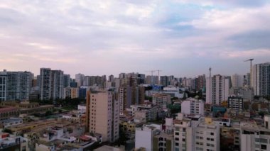  Yazın canlı bir şehir manzarası, güzel bir akşam gökyüzü ve arka planda bazı inşaat vinçleri.