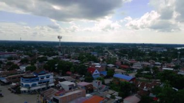  İnsansız hava aracı, sıcak ve güneşli bir günde Amazon 'da bir orman şehrinin özünü yakalıyor.